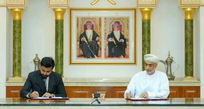 بلدية مسقط توقع اتفاقيات لتنفيذ مشروعات خدمية فـي المعبيلة والقرم والعامرات