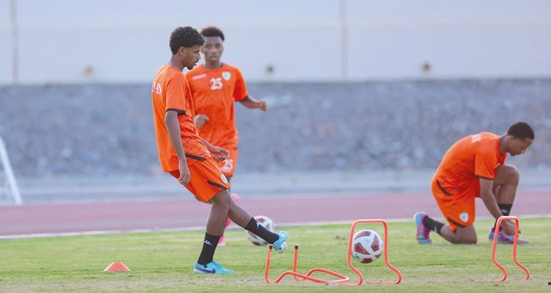 استعدادا لكأس العرب والتصفيات الآسيوية .. منتخبنا الشباب يعود للتجمع والعزاني يختار 26 لاعبا