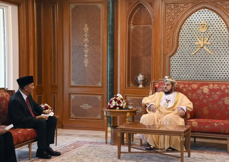 نيابة عن جلالة السلطان .. أسعد بن طارق يودِّع السفير الإندونيسي