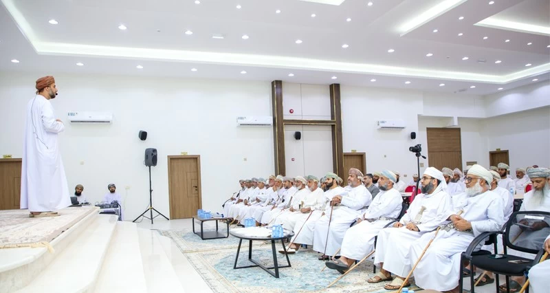 ندوة علمية تناقش حقوق الطفل بين الرعاية والتشريع فـي بهلاء