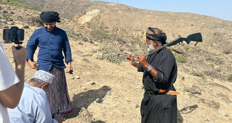 مشاركو مخيم &laquo;وثق&raquo; للأفلام الوثائقية يستكشفون مواقع ظفار بحثا عن قصص من الواقع