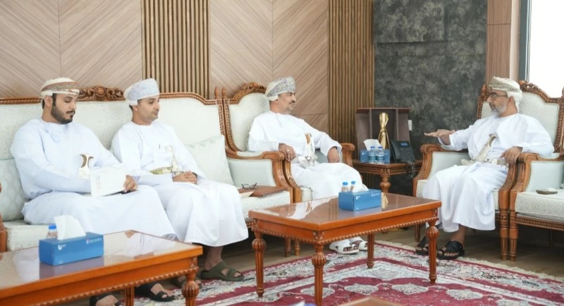 محافظ جنوب الشرقية ووزير الإعلام يبحثان تعزيز التكامل المؤسسي وتطوير العمل الإعلامي بالمحافظة