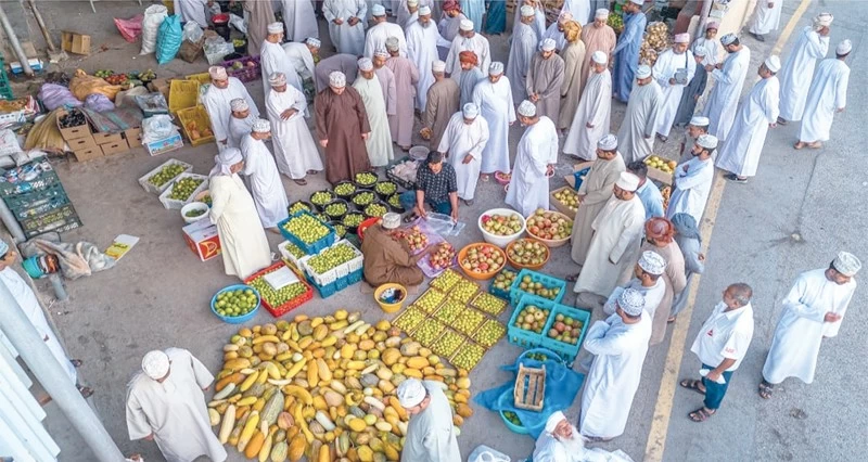 مناقشة تطوير السوق التقليدي فـي بهلاء