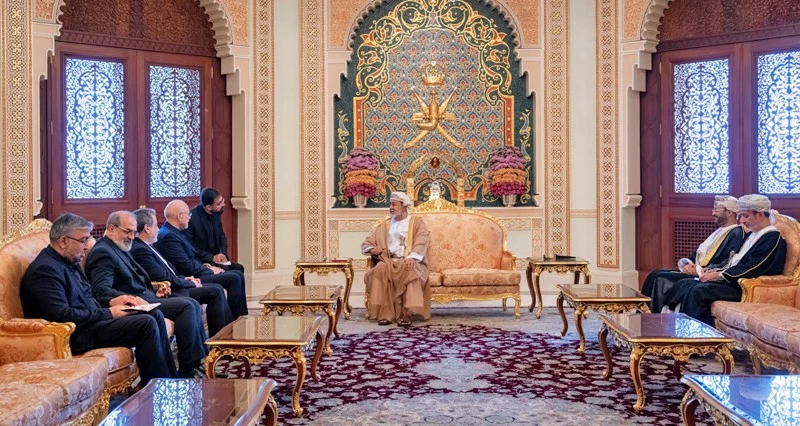 بيان عماني إيراني يؤكد على التزامهما بضمان العبور الآمن عبر مضيق هرمز ويشدد على حقوقهما السيادية