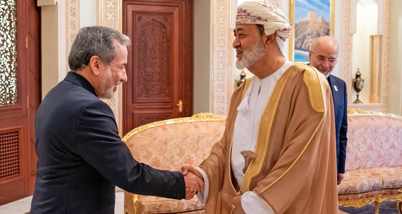 جلالة السلطان يستعرض مع رئيس &laquo;الشورى&raquo; الإيراني مستجدات المفاوضات مع أميركا