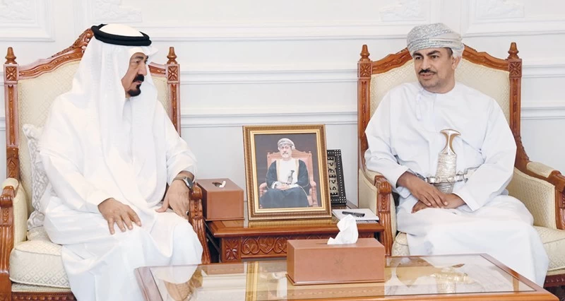 وزير الإعلام يبحث مع مدير عام جهاز إذاعة وتلفزيون الخليج تعزيز التعاون الإعلامي المشترك