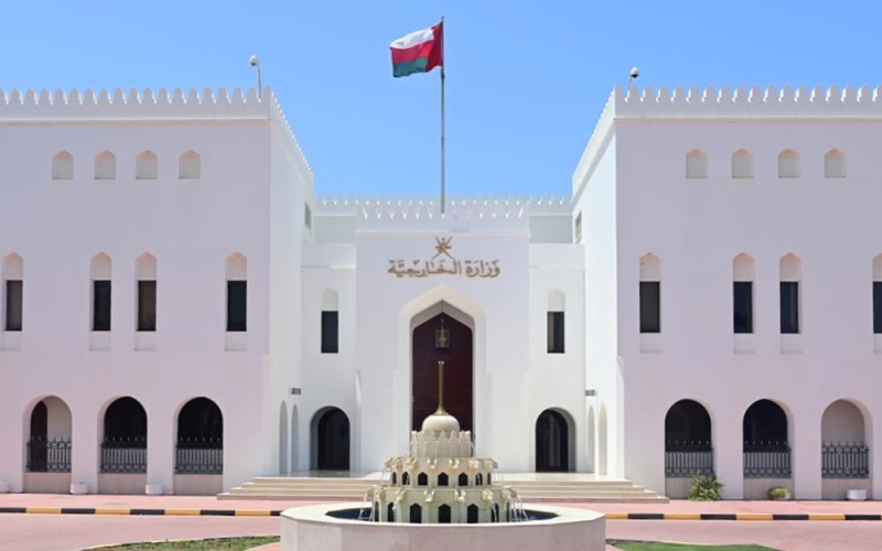سلطنة عُمان تُدين الاستهداف العسكري لمملكة البحرين وتؤكّد تضامنها الكامل معها