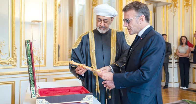 جلالة السلطان والرئيس الفرنسي يبحثان جملة من القضايا والملفات السياسية والاقتصادية ويؤكدان على مواصلة تعزيز التعاون وتطوير آفاق الشراكة الاستراتيجية