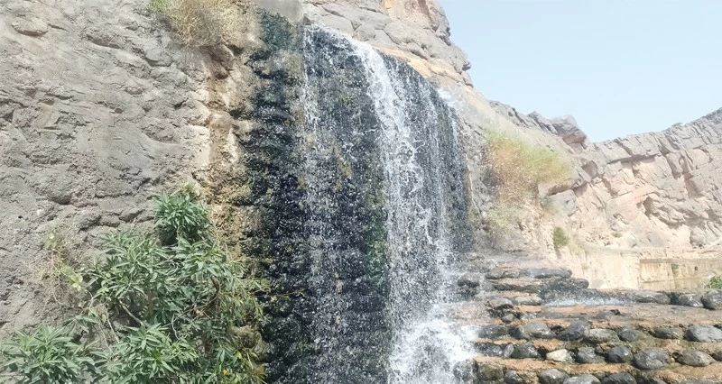 لوحة فنية لشلالات تنوف