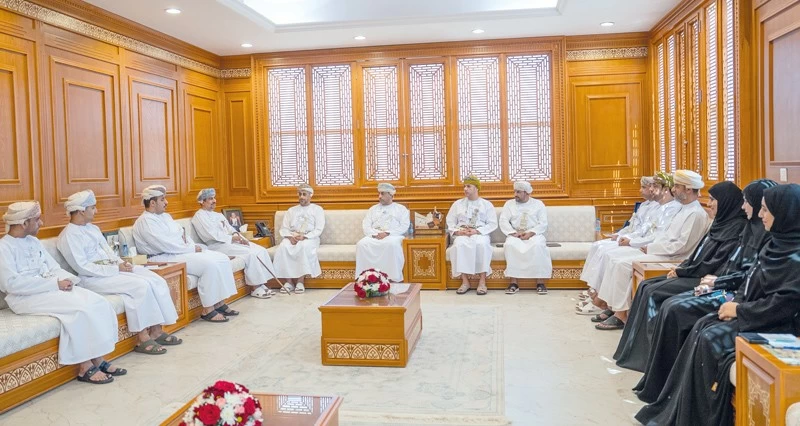 وزير الإعلام يبحث مع محافظ جنوب الباطنة سبل تعزيز العمل الإعلامي