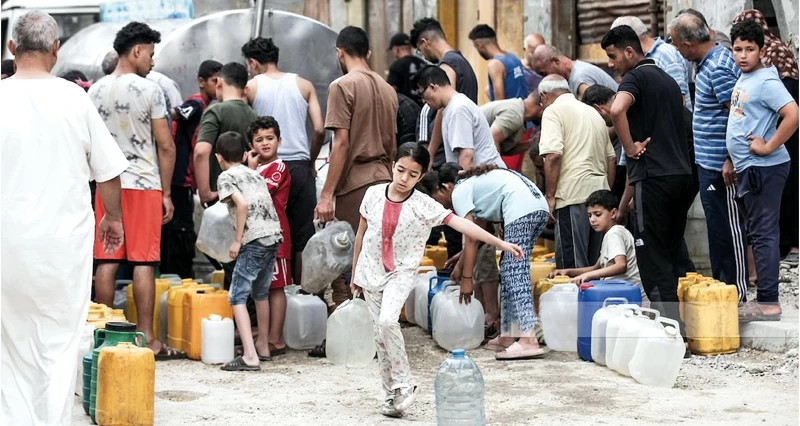 إسرائيل تفتح النار على خيام النازحين وتواصل القصف فـي غزة