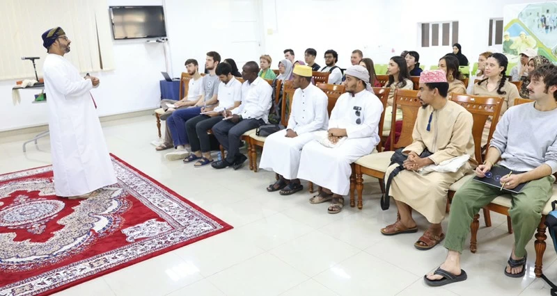 معهد السلطان قابوس لتعليم اللغة العربية ينظم محاضرة حول الاندماج فـي الثقافة العمانية