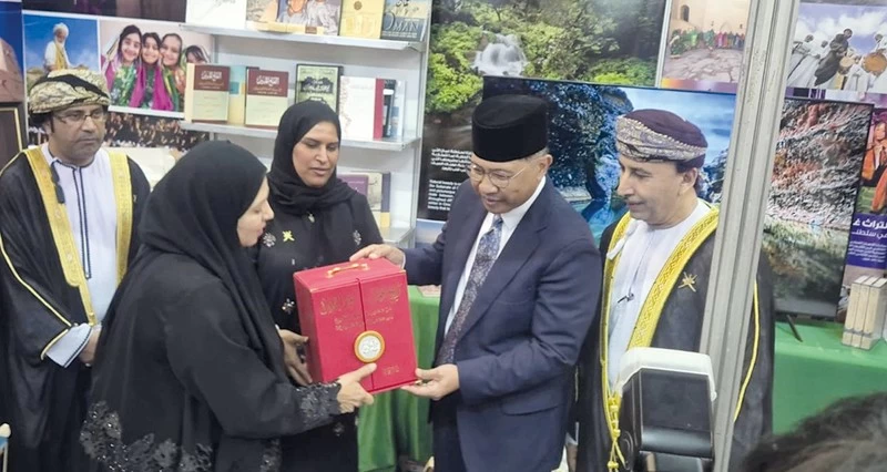 سلطنة عمان تشارك فـي معرض بروناي الدولي للكتاب