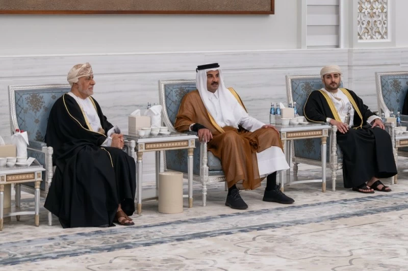 نيابةً عن جلالةِ السُّلطان.. شهاب بن طارق يُقدّم التّعازي في وفاة الشّيخ حمد بن خليفة