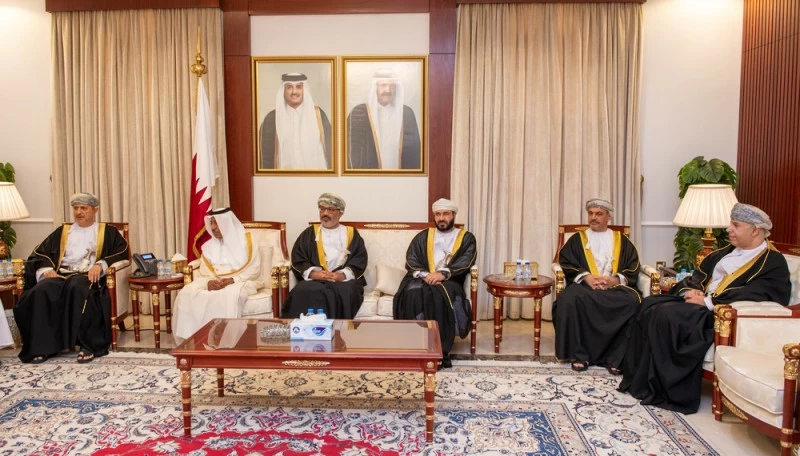 مسؤولون يؤدّون واجب العزاء بمقرّ السّفارة القطريّة بمسقط