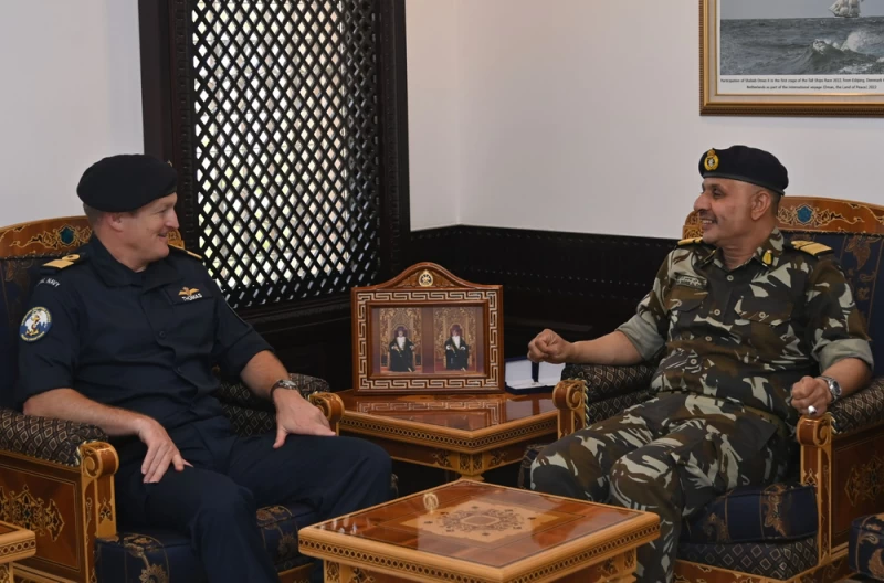 قائد البحرية السلطانية يستقبل مسؤولًا عسكريًّا بريطانيًّا