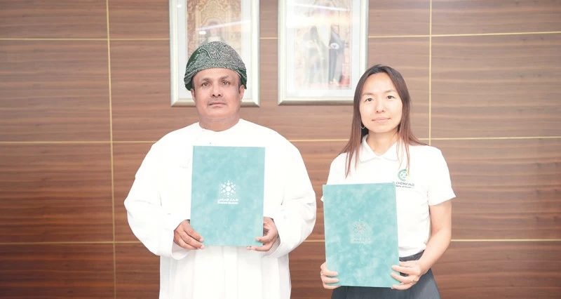 ظفار الإسلامي يوقع اتفاقية لتمويل إقامة &laquo;مصنع لإنتاج الأكريلاميد&raquo; فـي ميناء صحار