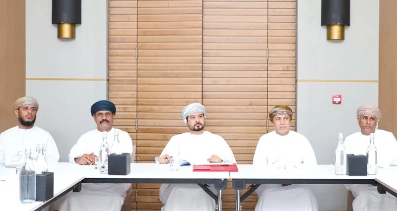 مناقشة الفرص الاستثمارية والاستيراد والتصدير فـي المنطقة الحرة بالمزيونة