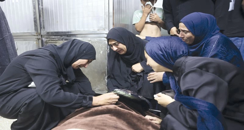 13 شهيدا بينهم عائلة كاملة فـي غزة و&raquo;إسرائيل&raquo; تكرس تقسيم القطاع