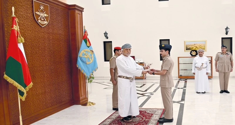 نائب رئيس الوزراء لشؤون الدفاع يقلد أجنحة الطيران لعدد من الضباط الطيارين