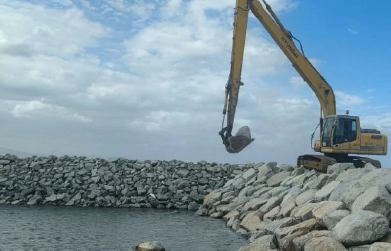 تواصل الأعمال فـي مشروعي الإنزال السمكي بسدح
