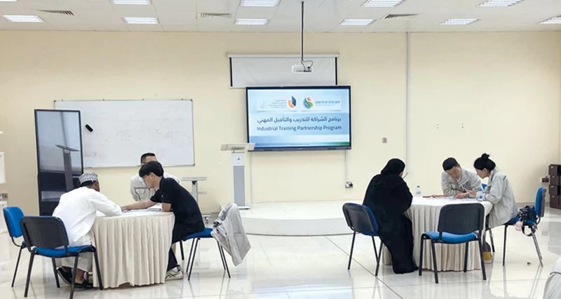 إجراء المقابلات الشخصية للمرشحين من خريجي جامعة التقنية بصحار