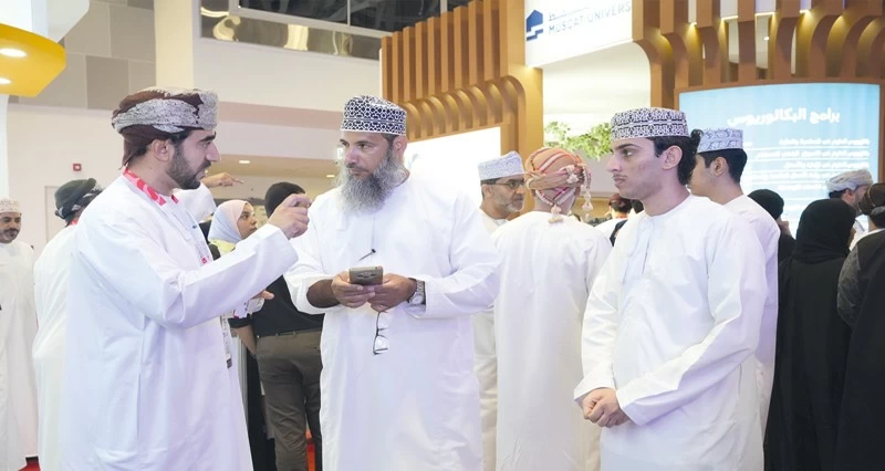 مناقشة خطط وبرامج مركز القبول الموحد في مسقط