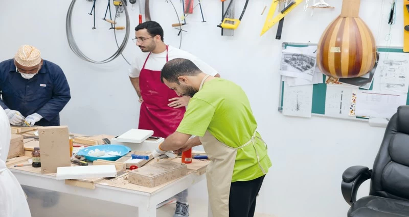 دورة فـي صيانة آلة العود بالجمعية العمانية للفنون