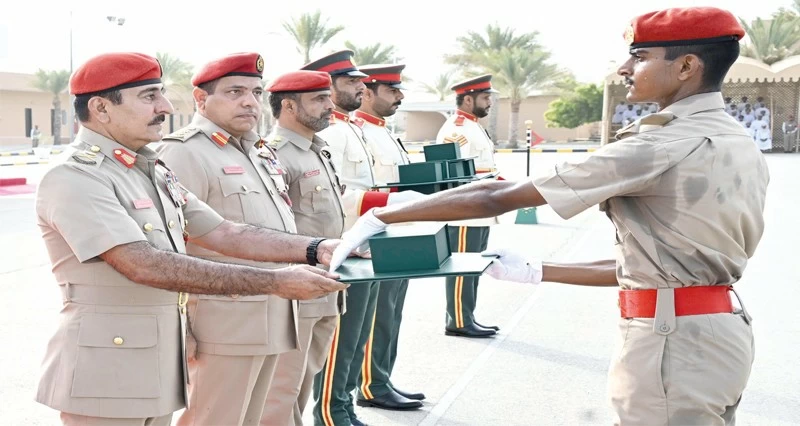 تخريج دفعة من الجنود المستجدين والمستجدات بالجيش السلطاني العماني