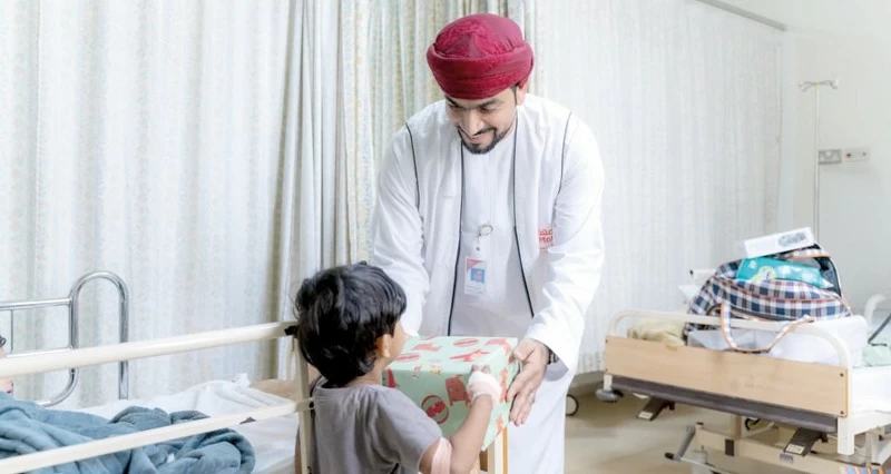 فريق المها التطوعي يزور مستشفى السلطان قابوس بصلالة