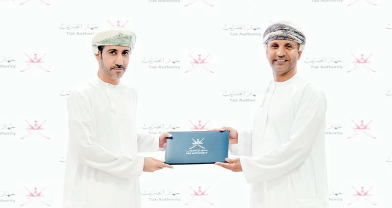 بنك نزوى يتوج ببطاقة التميز الضريبي لالتزامه بأعلى معايير الحوكمة والشفافية
