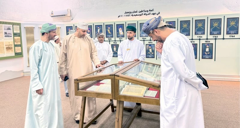 إقبال متواصل على معرض &laquo;ذاكرة وطن فـي أرض اللبان&raquo; فـي ظفار