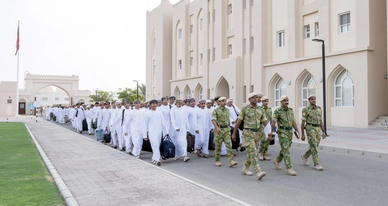 شؤون البلاط السلطاني يستقبل دفعة جديدة من المواطنين للعمل العسكري