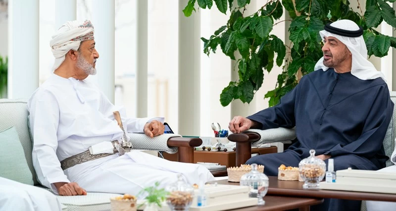 جلالة السلطان ومحمد بن زايد يبحثان مسيرة العلاقات التاريخية والروابط المشتركة بين البلدين