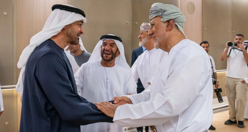 جلالة السلطان ومحمد بن زايد يبحثان مسيرة العلاقات التاريخية والروابط المشتركة بين البلدين