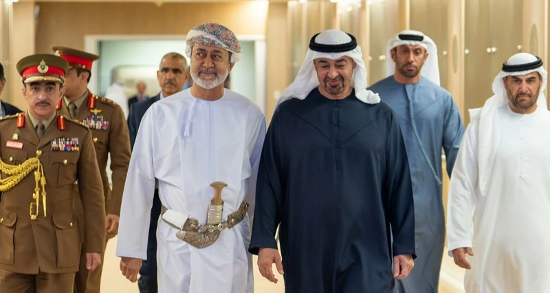 جلالة السلطان ومحمد بن زايد يبحثان مسيرة العلاقات التاريخية والروابط المشتركة بين البلدين