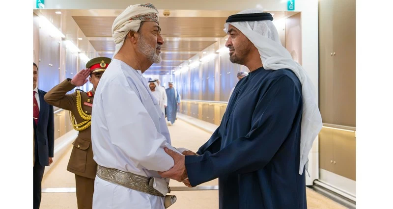 جلالة السلطان ومحمد بن زايد يبحثان مسيرة العلاقات التاريخية والروابط المشتركة بين البلدين