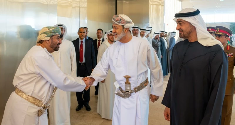 جلالة السلطان ومحمد بن زايد يبحثان مسيرة العلاقات التاريخية والروابط المشتركة بين البلدين