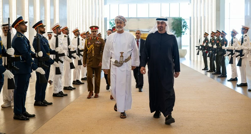 جلالة السلطان ومحمد بن زايد يبحثان مسيرة العلاقات التاريخية والروابط المشتركة بين البلدين