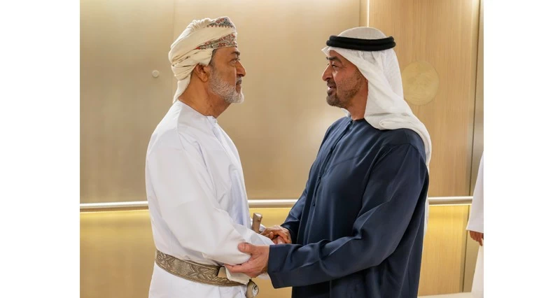 جلالة السلطان ومحمد بن زايد يبحثان مسيرة العلاقات التاريخية والروابط المشتركة بين البلدين