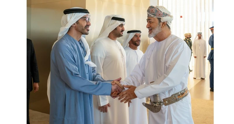 جلالة السلطان ومحمد بن زايد يبحثان مسيرة العلاقات التاريخية والروابط المشتركة بين البلدين