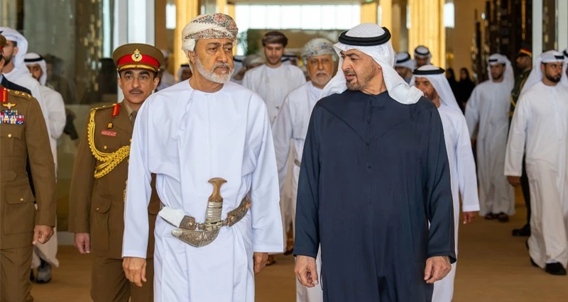 جلالة السلطان ومحمد بن زايد يبحثان مسيرة العلاقات التاريخية والروابط المشتركة بين البلدين