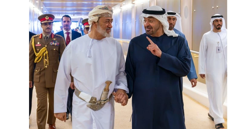 جلالة السلطان ومحمد بن زايد يبحثان مسيرة العلاقات التاريخية والروابط المشتركة بين البلدين