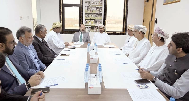 مناقشة تعزيز الاستثمار العماني الباكستاني خلال اجتماعها الأول