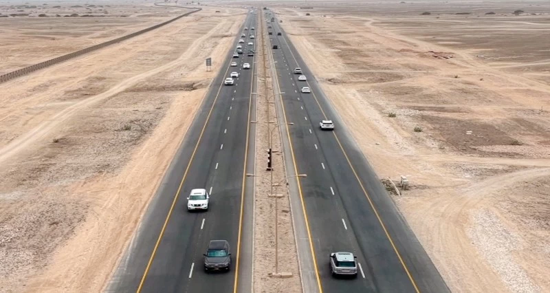 لتنشيط القطاع السياحي فـي موسم الخريف .. تعزيز البنية الأساسية الداعمة لمنظومة الطرق فـي محافظة ظفار