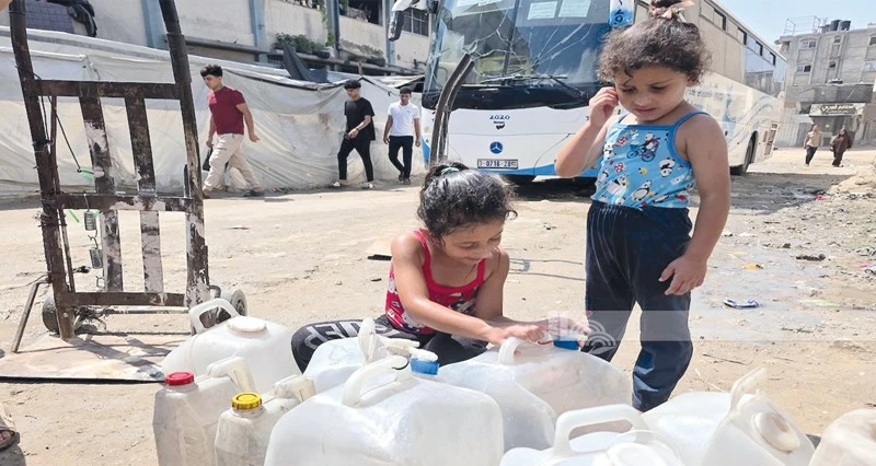 قصف بحري على شاطئ رفح ونيران على المنازل فـي غزة .. ومداهمات بالضفة