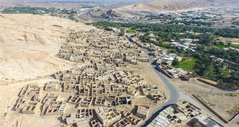 تجربة سياحية تعكس التراث العمراني والثقافـي .. بدء مشروع ترميم وتطوير حارة الرمل الأثرية فـي عبري
