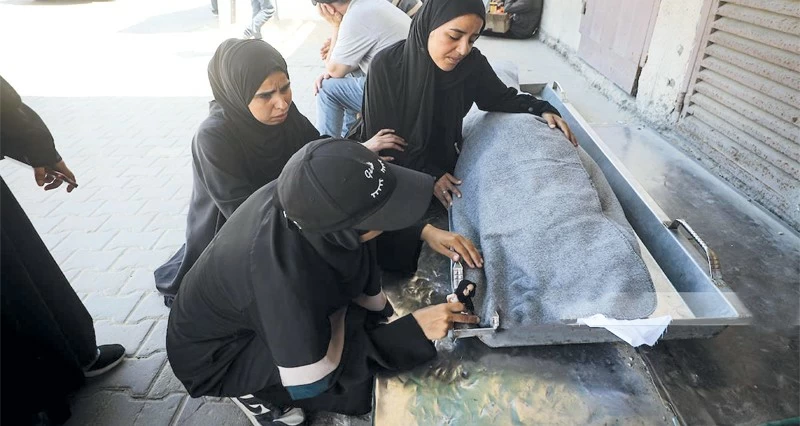 استشهاد فتى وامرأة فـي تواصل القصف على غزة .. وإصابات فـي تصد للجرافات بالضفة
