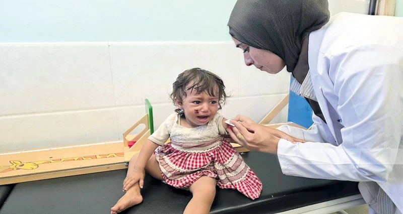 قصف ونيران على غزة وزحف استيطاني بالضفة .. وعام دراسي فلسطيني وسط التحديات