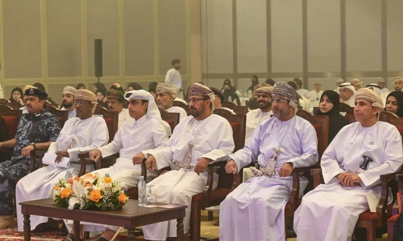 مناقشة القضايا الاجتماعية في عصر الذكاء الاصطناعي بصلالة